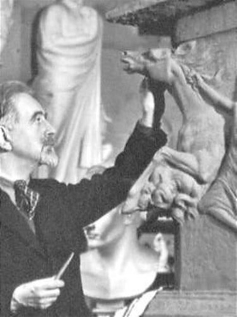Theo van Reijn in zijn atelier te Heemstede
              <br/>
              Jaap Doeser, jaren 30
